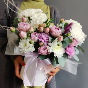 Hat box with flowers 'Spray chrysanthemums and roses in a box'