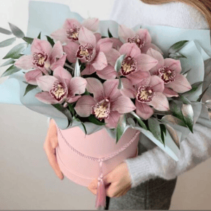 Hat box with flowers 'Fantasy'