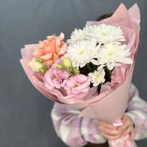 A light chrysanthemum bouquet