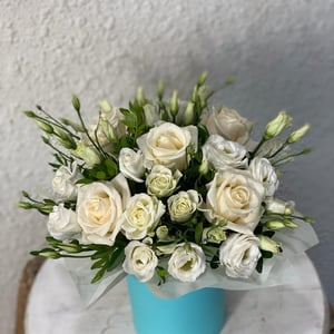 Hat box with flowers 'Ease'