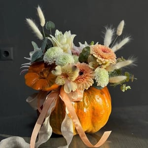 Arreglo naranja de otoño en una calabaza