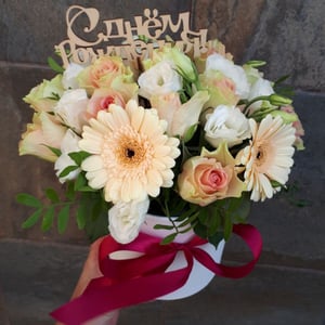 Hat box with flowers 'Happy birthday'