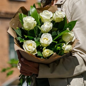 Bouquet '9 white roses in greenery'