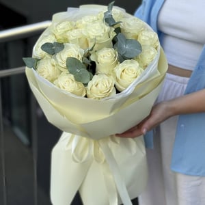 Blumenstrauß 'Strauß aus weißen Rosen und Eukalyptus'