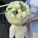 Blumenstrauß 'Strauß aus weißen Rosen und Eukalyptus'