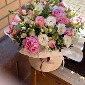 Hat box with flowers 'Composition of peonies and lisianthus'