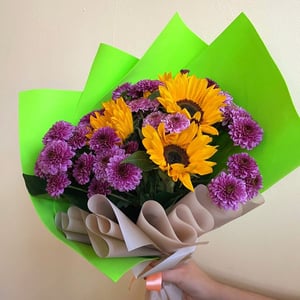 Strauß Chrysanthemen und Sonnenblumen