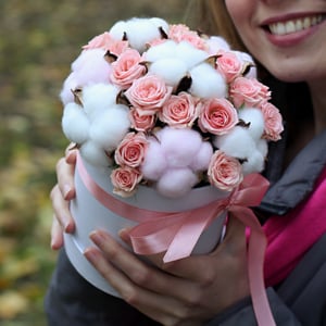 Hat box with flowers 'Cotton cloud'