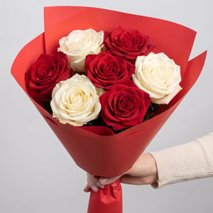 Bouquet of 7 red-and-white roses, 50 cm long.