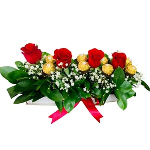 Flower box 'Piccola scatola di rose e cioccolatini'