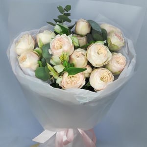 Blumenstrauß aus einer buschigen Pfingstrose