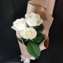 Ramo 'White roses in craft paper'