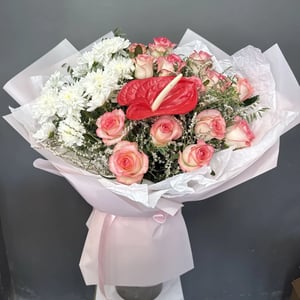 Bouquet de roses, chrysanthèmes et d'anthuriums