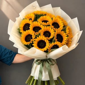 Blumenstrauß mit fünfzehn Sonnenblumen