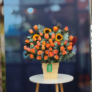 Flower basket 'Vibrant Sunset Greeting'