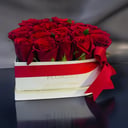 21 rote Rosen in einer herzförmigen Box