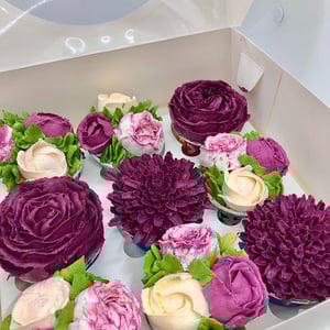 Flower meadow of 9 cupcakes