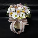 Hat box with flowers 'Daisies with Alstroemeria'