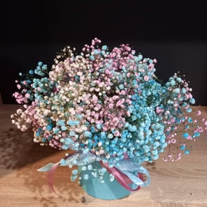 Hat box with flowers 'Light dreams'