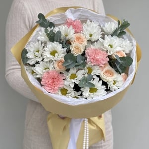 Blumenstrauß 'Strauß aus Gänseblümchen und Spray-Rosen'