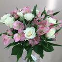 Ramo de rosas con alstroemeria