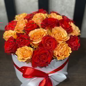 19 Bright roses in a hatbox