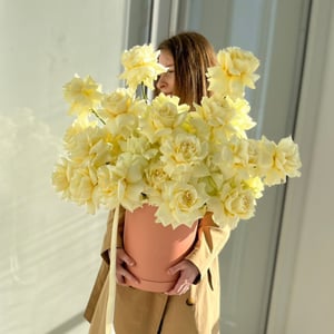 Hat box with flowers 'Pure feelings'