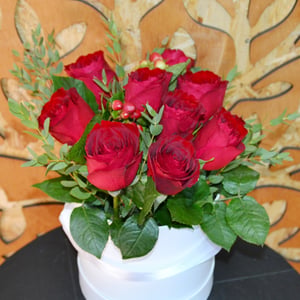 Hat box with flowers 'Ardent hello'