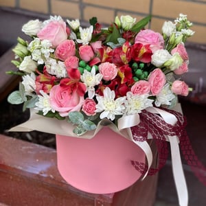 Hat box with flowers 'Your dreams come true'