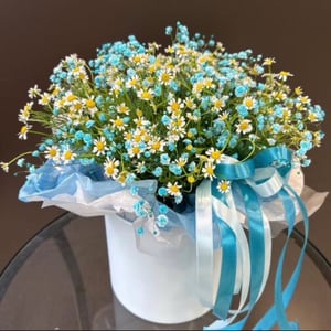 Hat box with flowers 'Daisies for your beloved'