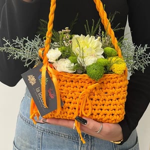 Cesta de flores 'Flor Bolsa Amarilla Princesa Rosas'