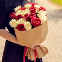 Blumenstrauß aus 21 roten und weißen Rosen