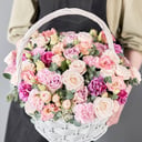 Cesta de rosas y claveles