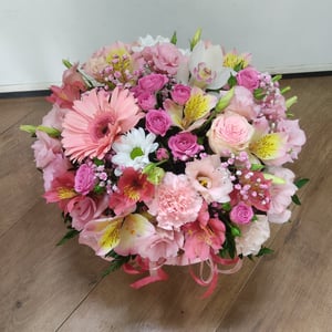 Hat box with flowers 'Flower arrangement "Flamingo"'