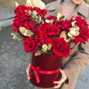 Hat box with flowers 'Red gold'