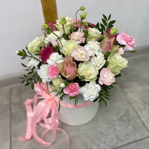 Hat box with flowers 'Souffle'