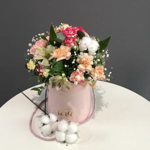 Hat box with flowers 'Peach meringue'