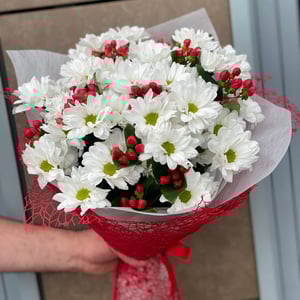 Ramo 'Bouquet of chrysanthemum and hypericum'