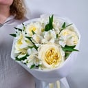 Delicate bouquet of roses and alstroemeria