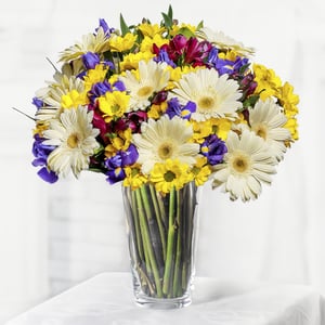Blumenstrauß 'Farbenfroh: Gerbera, Schwertlilien und Chrysanthemen'