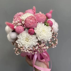 Hat box with flowers 'Bouquet "Textural Delight"'