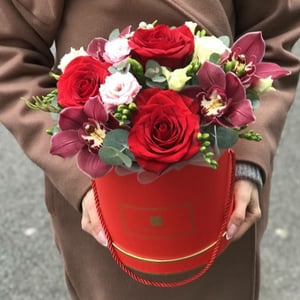 Hat box with flowers 'Arranged box 1'