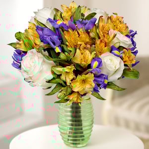 Blumenstrauß 'Sonnenaufgang: Rosen, Alstroemerien und Iris'