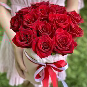 Hat box with flowers 'Juno'