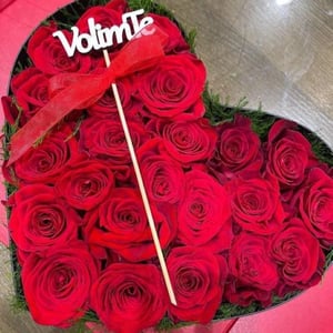 Roses rouges dans une boîte en forme de cœur