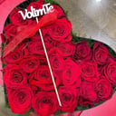 Rosas rojas en una caja en forma de corazó
