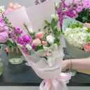 Blumenarrangement 'Bouquet of mattiola, roses and eustoma'