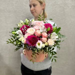 Hat box with flowers 'Fresh flower arrangement in a box'