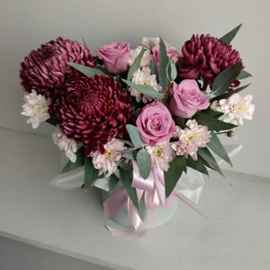 Composition de chrysanthèmes Bigudi et roses