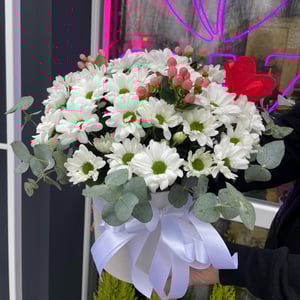 Hat box with flowers 'Box of chrysanthemums'